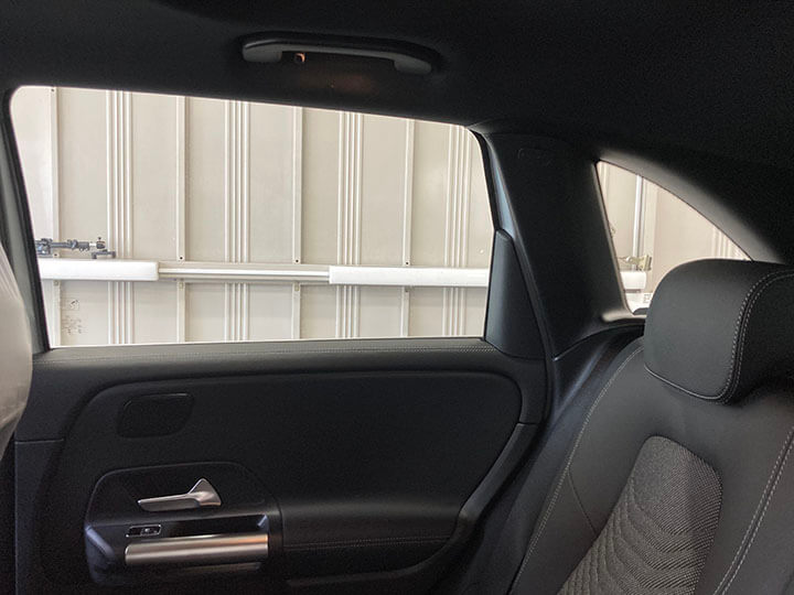 令和6年ベンツBクラスのカーフィルム施工前内側の右後ろドアガラス
